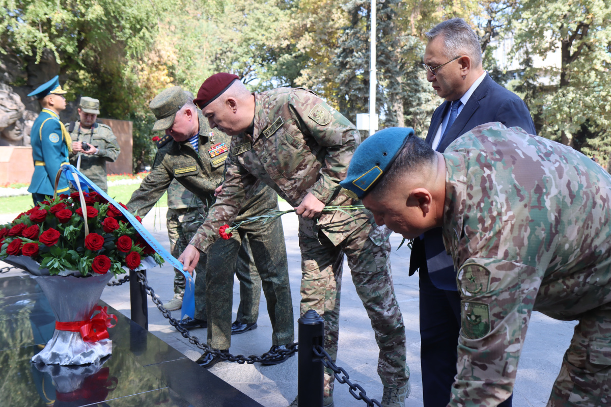 “Indestructible Brotherhood-2024": Delegation of the CSTO member states laid flowers at the Memorial of Glory in the park named after 28 Panfilov Guardsmen in Almaty