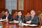 Заместитель министра иностранных дел Республики Таджикистан (слева) и полномочный представитель РТ в ОДКБ Бадриддин Мирзоев (справа)