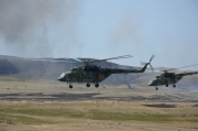 Вертолеты армейской авиации ВС Казахстана МИ-17 идут на высадку десанта