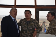 Депутат Сената Парламента Казахстана Мухтар Алтынбаев, Министр обороны обороны РК Серик Ахметов, первый замминистра обороны -начальник Генерального обороны ВС РК генерал-полковник Сакен Жазусаков на центральной смотровой вышке полигона во время наблюдения за активной фазой учения 