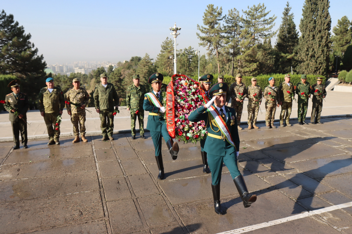 A delegation of military personnel from CSTO member states paid tribute to the heroic soldiers of the Great Patriotic War and laid flowers at the “Eternal Flame” memorial in Dushanbe