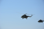 Вертолеты МИ-17 и МИ-8 армейской авиации ВС Казахстана на подлете к точке высадки десанта 