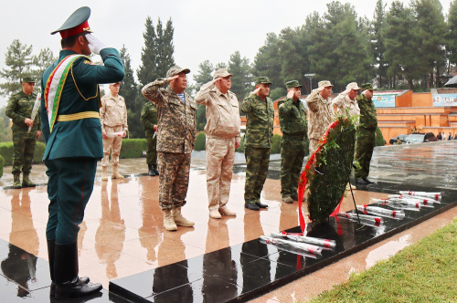 Delegation of servicemen of the CSTO member states in Dushanbe honored the memory of soldiers-heroes of the Great Patriotic War and laid flowers at the “Eternal Flame” memorial