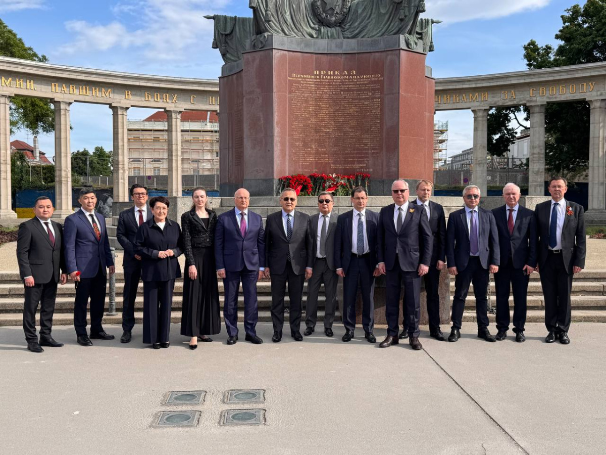The CSTO Secretary General Talatbek Masadykov took part in a wreath and flower-laying ceremony at the monument to the Soviet soldier in Vienna