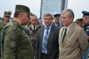 Руководитель практической части учения генерал-майор ВДВ Александр Вязников докладывает Генеральному секретарю ОДКБ Николаю Бордюже замысел