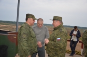 Руководитель практической части учения генерал-майор ВДВ Александр Вязников и начальник Объединенного штаба ОДКБ генерал-лейтенант Александр Студеникин на вышке наблюдения 