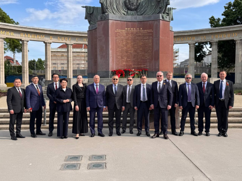 The CSTO Secretary General Talatbek Masadykov took part in a wreath and flower-laying ceremony at the monument to the Soviet soldier in Vienna
